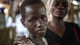 Meisje met haar moeder gevlucht uit Burundi naar DRC - War Child