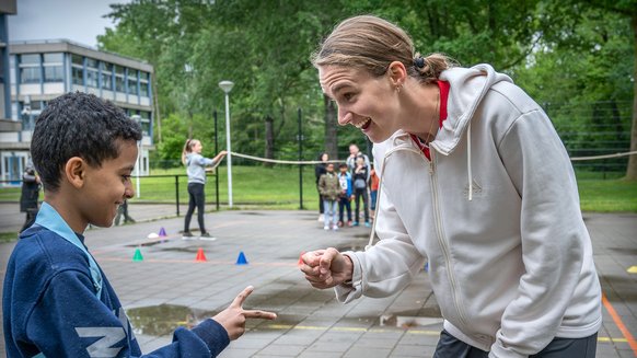 War Child's Vivianne Miedema visited a refugee camp in Assen, the Netherlands, joined a TeamUp session and spend a day with the children there.